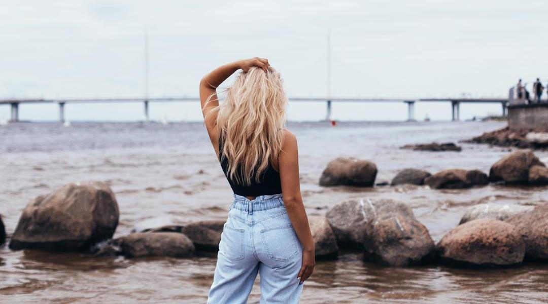 Žena s blond vlasy na pláži