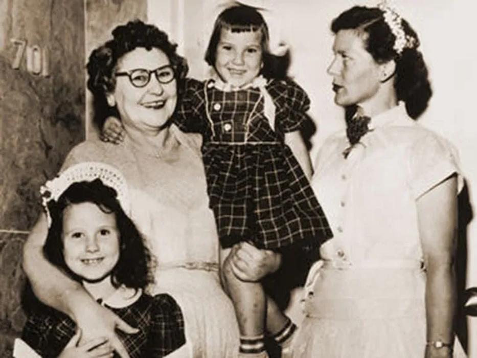 Nannie Doss se svou dcerou a vnučkama