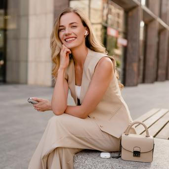 Elegantní žena v béžovém outfitu