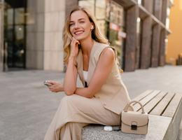 Elegantní žena v béžovém outfitu