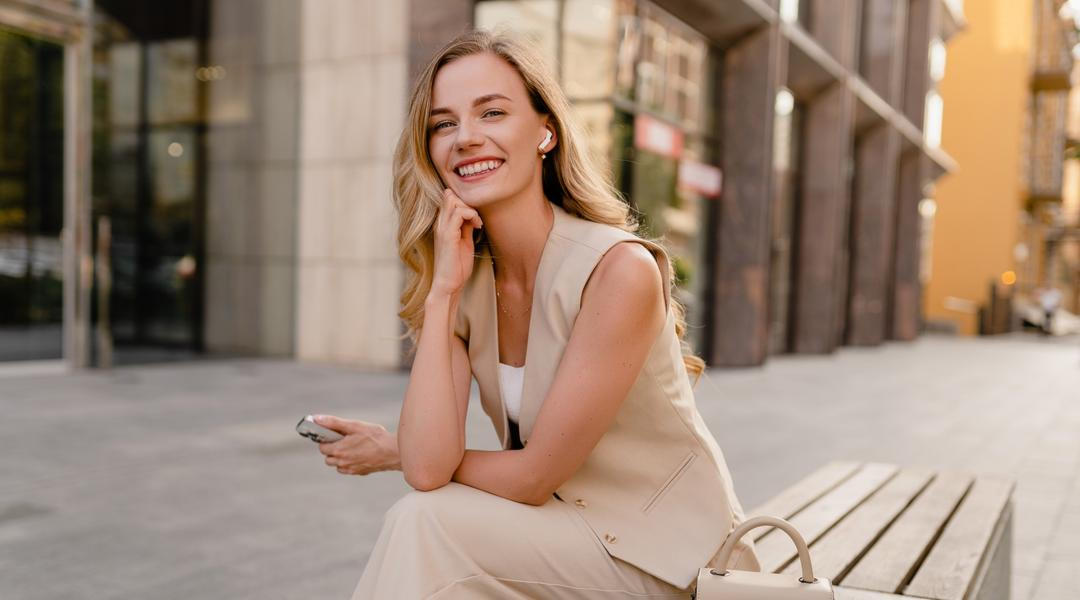 Elegantní žena v béžovém outfitu