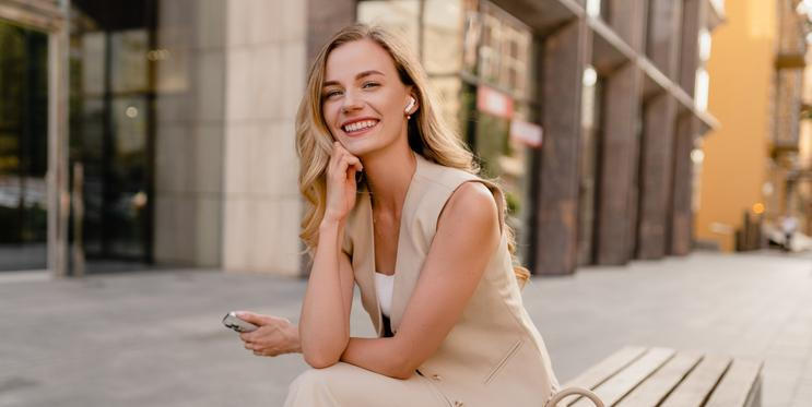 Elegantní žena v béžovém outfitu