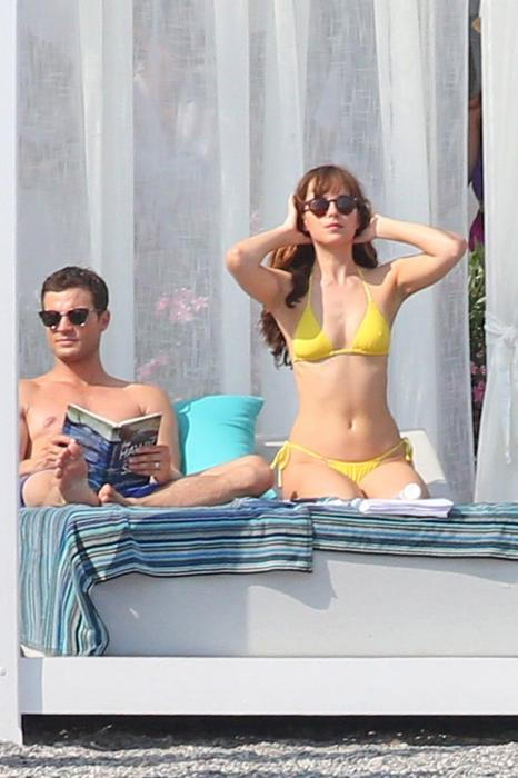 Dakota Johnson v plavkách