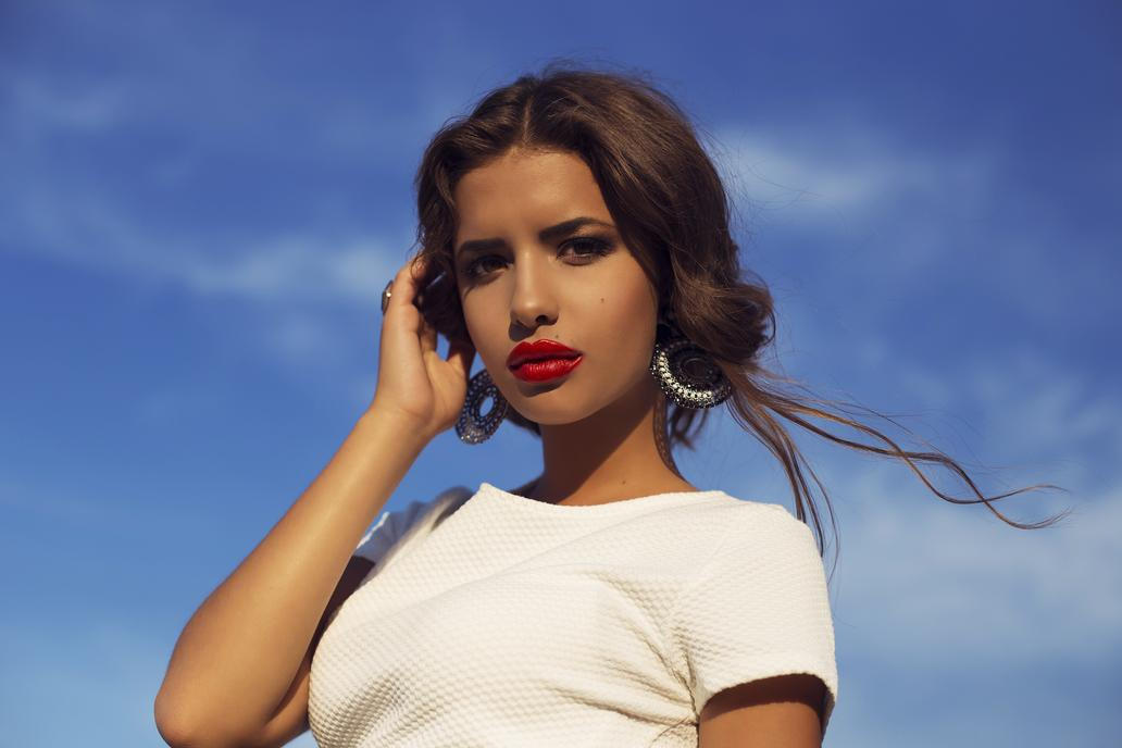 Krásná žena s tmavší pletí