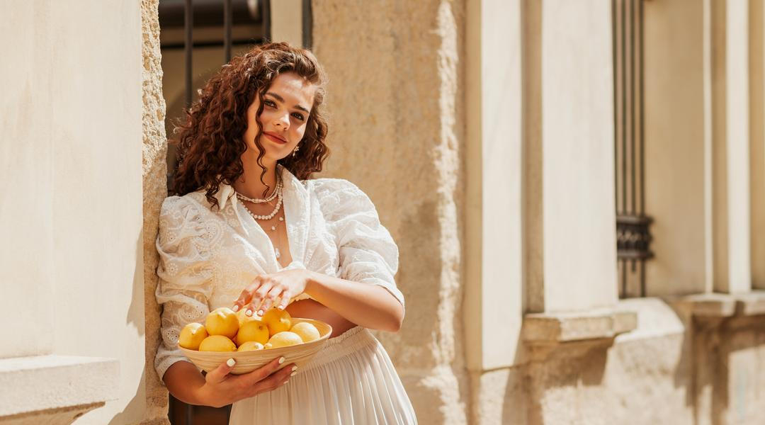 Žena v bílých šatech během léta