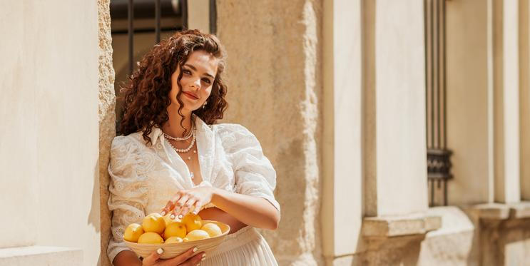 Žena v bílých šatech během léta