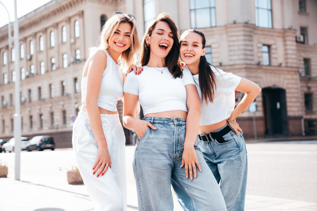 Mladé ženy v džínách