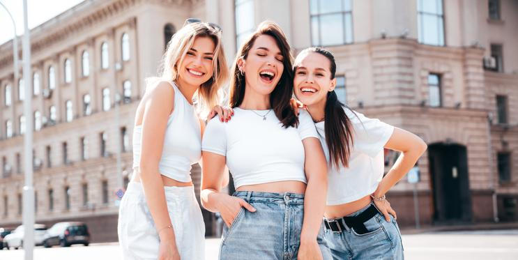 Mladé ženy v džínách