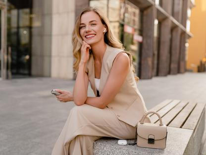 Elegantní žena v béžovém outfitu