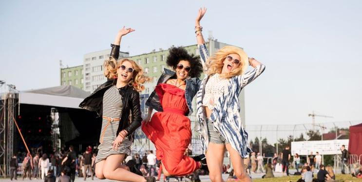 Ženy na letním festivalu