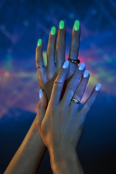 Neonová manikúra