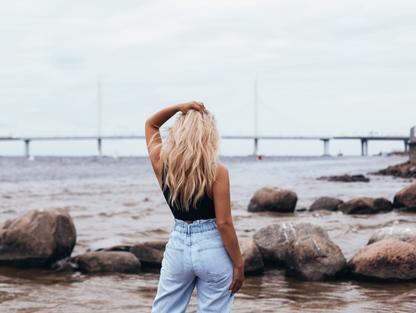 Žena s blond vlasy na pláži