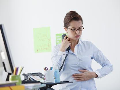 Žena ve stresu s bolestí břicha