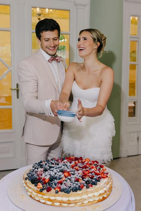 Dvojice u svatebního dortu