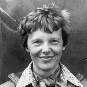 Amelia Earhartová u letadla Lockheed model 10-E Electra | Zdroj: Wikimedia Commons