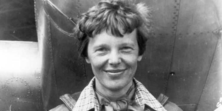 Amelia Earhartová u letadla Lockheed model 10-E Electra | Zdroj: Wikimedia Commons