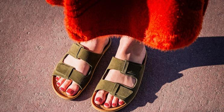 Ženská chodidla v otevřené obuvi