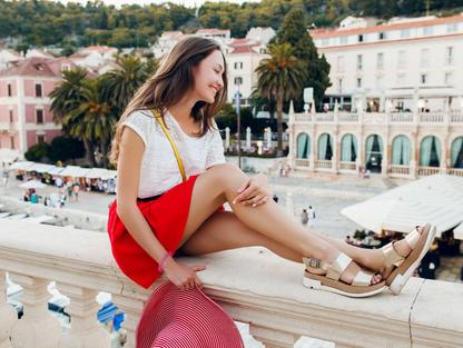 Žena v letním outfitu