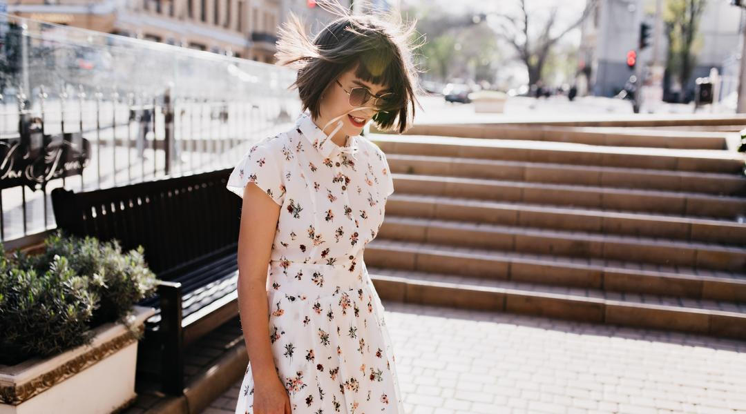 Žena v bílých šatech