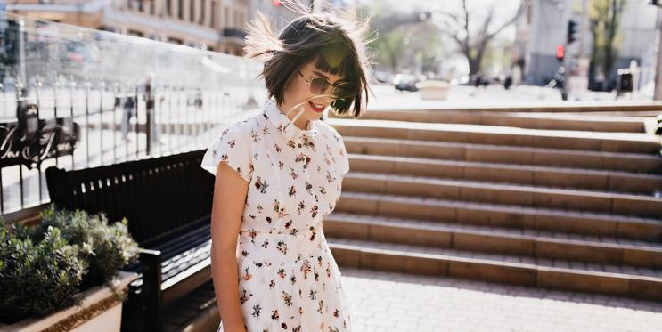 Žena v bílých šatech