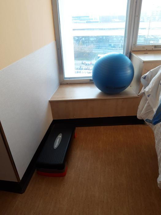 Naše tělocvična. Sestry nám na pokoj sehnaly různé náčiní, když viděly, že se snažíme cvičit. Měla jsem tam od začátku karimatku, protože břišáky se začaly prověšovat. O čelo postele se dají krásně dělat.