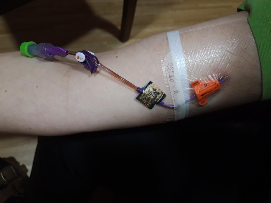 PICC je boží, může zůstat v žíle až rok a dá se s ním dělat v podstatě všechno, i štípat dříví. Trochu tlačí do ruky, tak jsem si ho oblepovala náplastmi (zrovna měli v lékárně s tematikou Star Wars)
