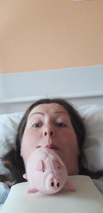 Po první sternální punkci (snažím se tvářit jako moje nemocniční prasátko General Ham). To bylo při každé hospitalizaci se mnou, taky můj nemocniční hrnek od ségry. Rituály pomáhají.