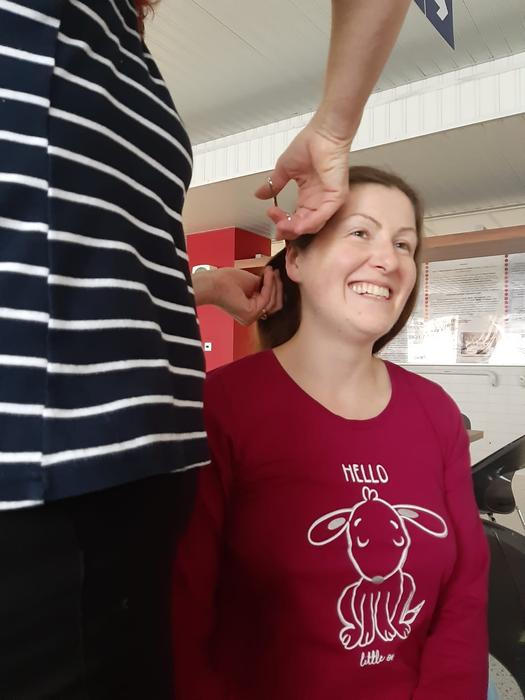 Před stříháním vlasů (měla jsem je nebarvené, tak jsme je s mamkou před prvním chemem šmikli a poslaly do nadace Dlouhovláska, kde z nich dělají paruky pro onko pacienty).
