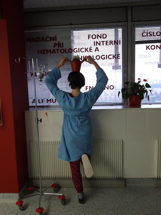 Před stříháním vlasů (měla jsem je nebarvené, tak jsme je s mamkou před prvním chemem šmikli a poslaly do nadace Dlouhovláska, kde z nich dělají paruky pro onko pacienty).