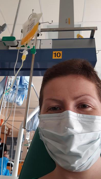 Takhle to vypadá na stacionáři, kam se chodí na chemíčko ambulantně. Šátek jsem nikdy nenosila, jednak mi v tom byl hic a druhak jsem chtěla inspirovat ostatní (hlavně) ženy, ať se nestydí.
