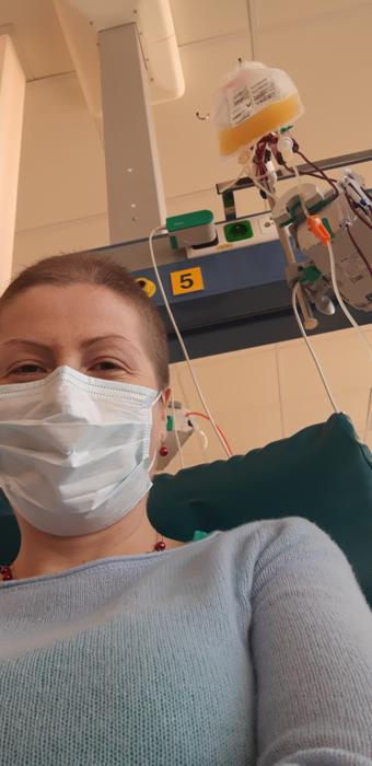 Takhle to vypadá na stacionáři, kam se chodí na chemíčko ambulantně. Šátek jsem nikdy nenosila, jednak mi v tom byl hic a druhak jsem chtěla inspirovat ostatní (hlavně) ženy, ať se nestydí.