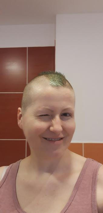 Vždycky, když jsem se během následujících 2,5 let vracela do nemocnice na hospitalizaci v rámci konsolidace nebo udržovací léčby a měla jsem dorostlé vlasy, něco jsem si s nimi vyvedla.