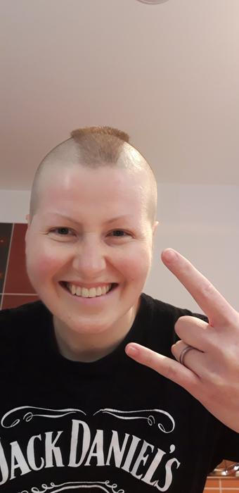 Vždycky, když jsem se během následujících 2,5 let vracela do nemocnice na hospitalizaci v rámci konsolidace nebo udržovací léčby a měla jsem dorostlé vlasy, něco jsem si s nimi vyvedla.