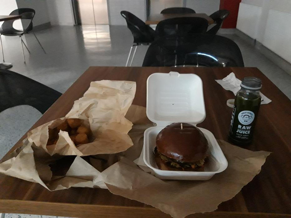 Zato když je chuť, tak je chuť obrovská. A to se pak dá do nemocnice objednat i pořádná bašta. Občas ji člověk i stihne dojíst, než se to zvrtne a musí ven.