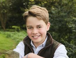 Britský princ George slaví své 12. narozeniny a při této příležitosti zveřejnil palác nový portrét, jehož autorem je fotograf Josh Shinner.