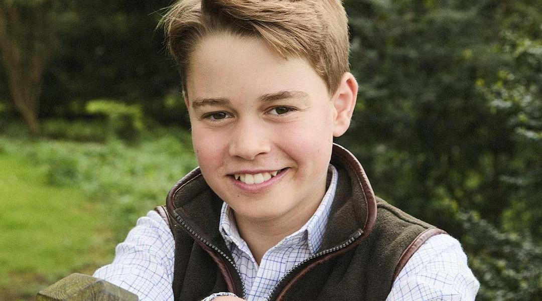 Britský princ George slaví své 12. narozeniny a při této příležitosti zveřejnil palác nový portrét, jehož autorem je fotograf Josh Shinner.