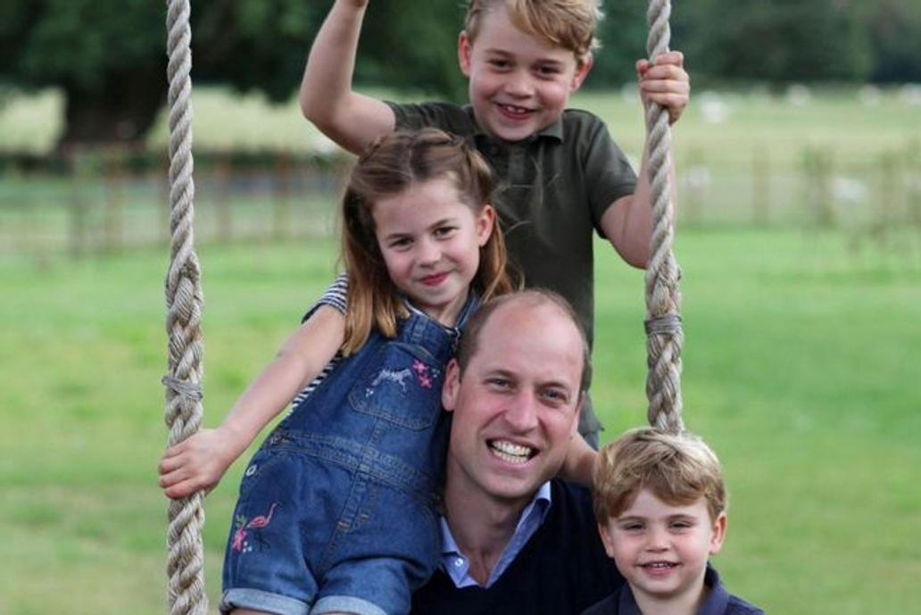 Takto zachytila vévodkyně Kate z Cambridge svého manžela prince Williama se všemi dětmi na zahradě v Norfolku u příležitosti Dne otců. 