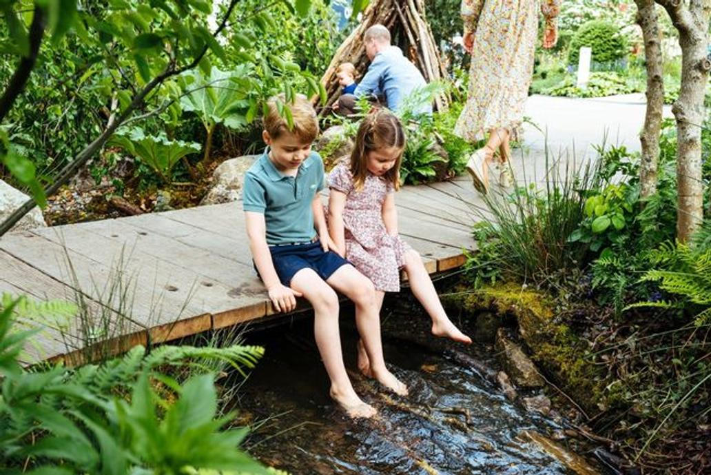 Starší George s Charlotte na oficiálních fotkách pobíhali bosky po malých vodopádech a věšeli se na houpačce.