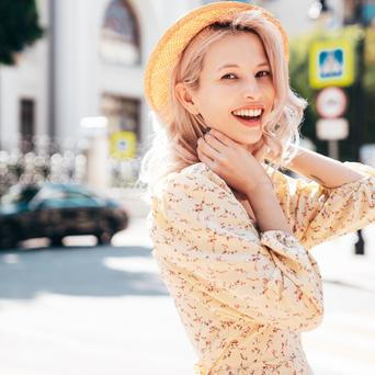 Mladá žena venku v létě