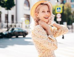 Mladá žena venku v létě