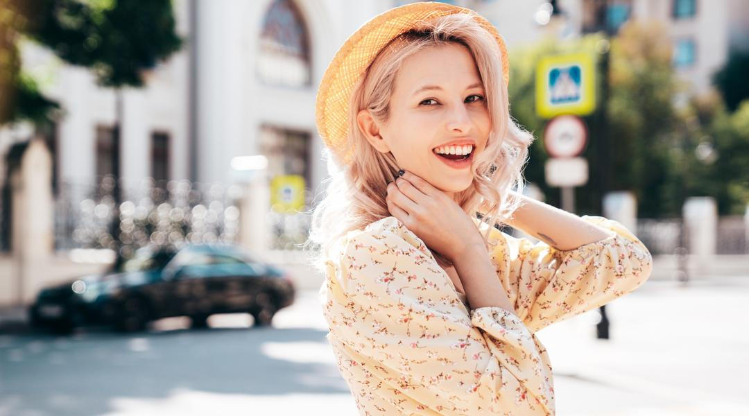 Mladá žena venku v létě