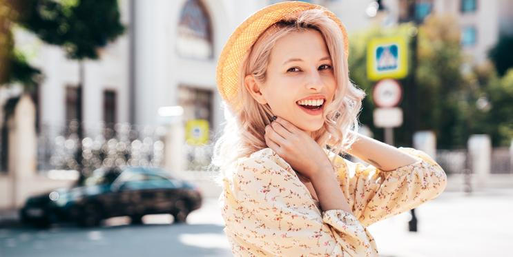 Mladá žena venku v létě