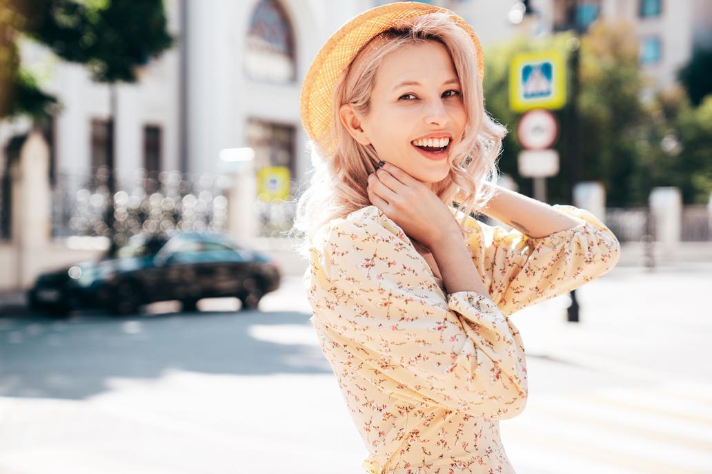 Mladá žena venku v létě