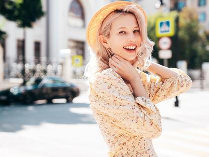 Mladá žena venku v létě