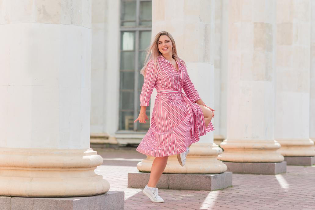 Žena v růžových šatech