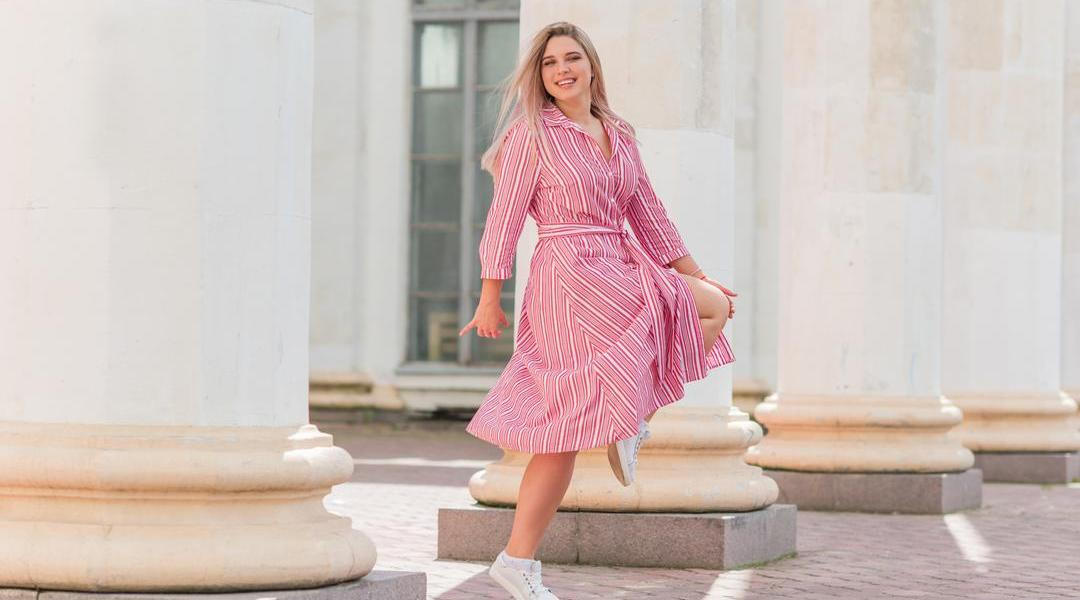 Žena v růžových šatech