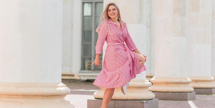 Žena v růžových šatech