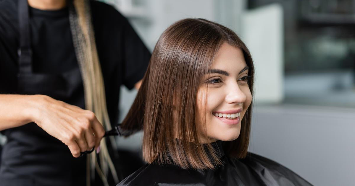 Spokojená žena u kadeřnice