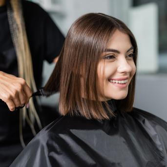 Spokojená žena u kadeřnice