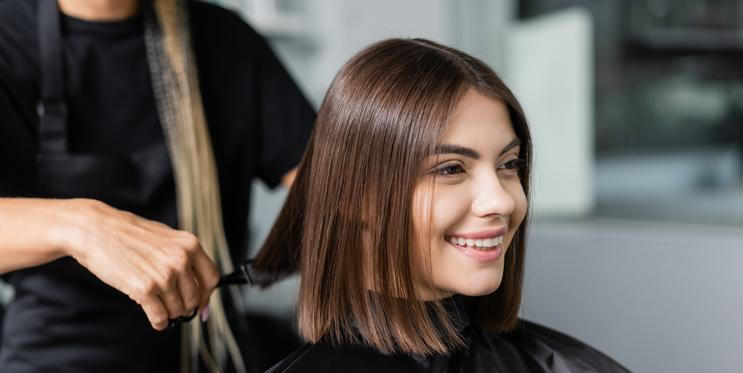 Spokojená žena u kadeřnice